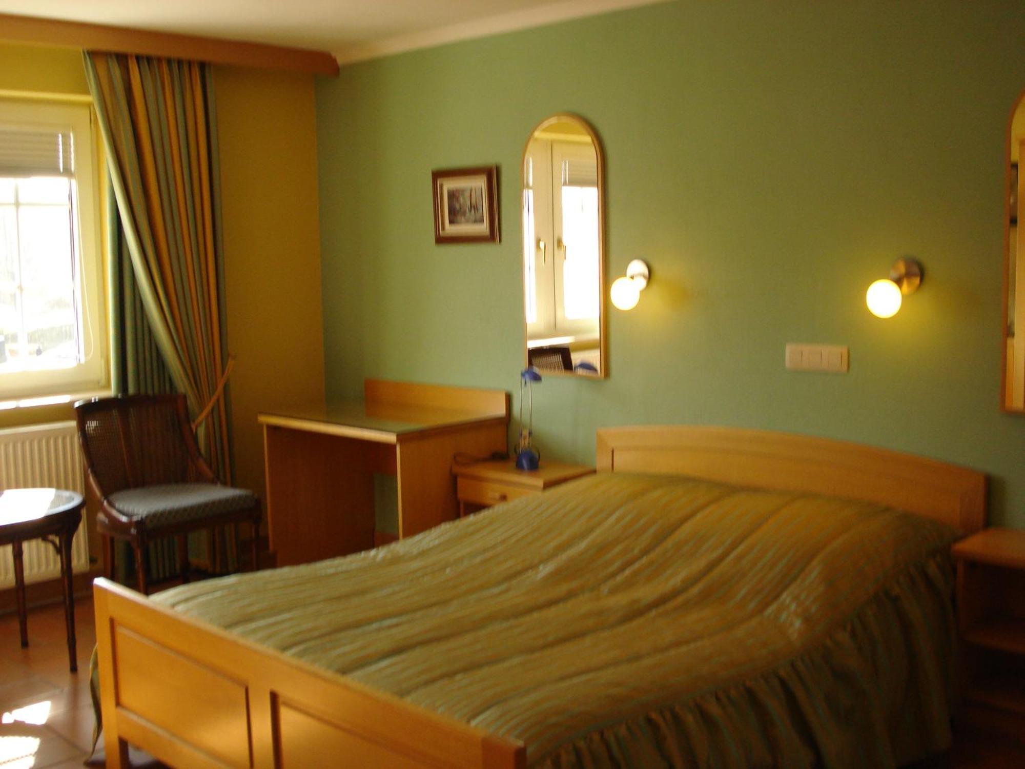 Charme - Hotel Lindenhof Weywertz Room photo