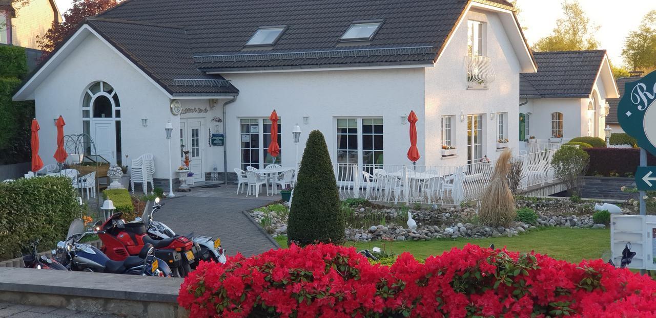 Charme - Hotel Lindenhof Weywertz Exterior photo
